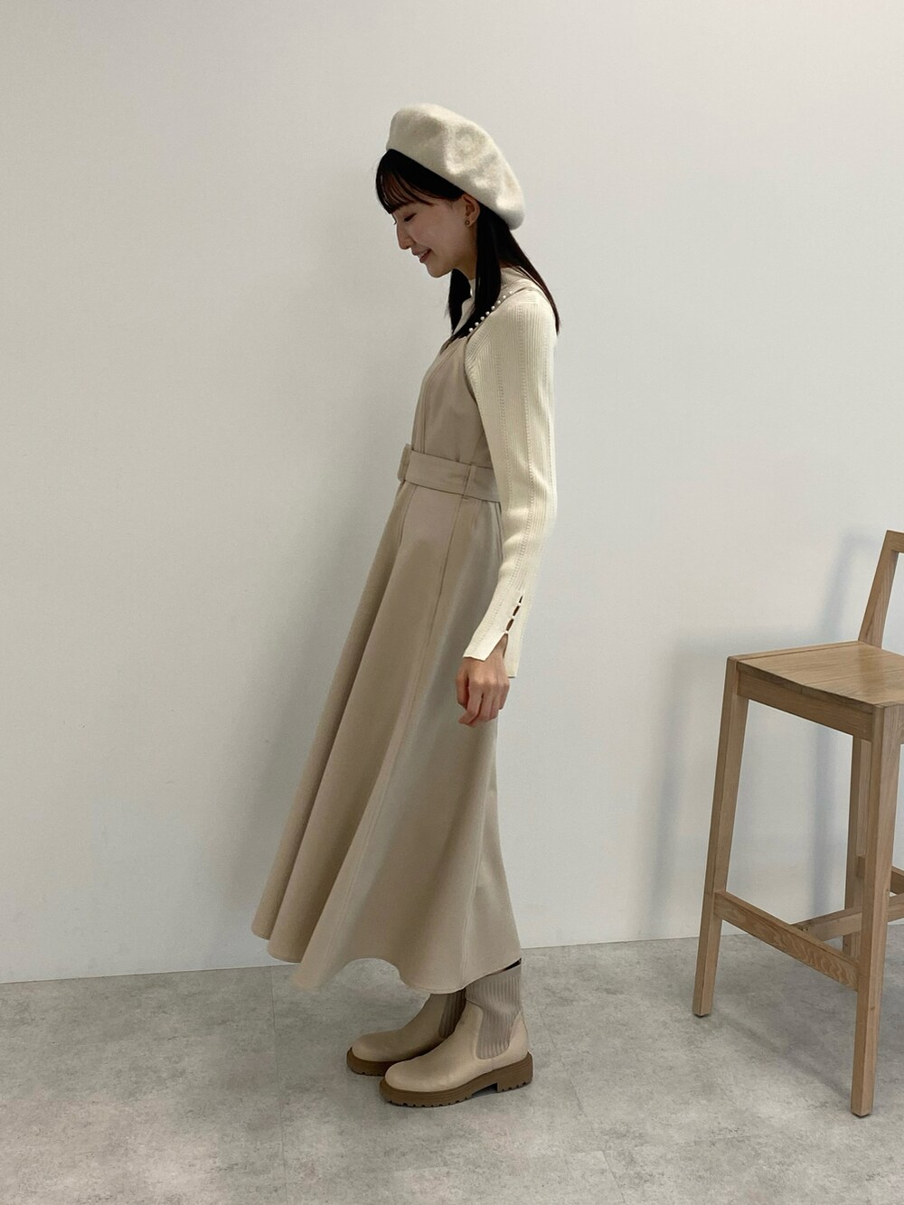 「秋服まるっと大公開、秋コーデ、ベージュ、ベージュコーデ、ワントーンコーデ、淡色コーデ、ベレー帽、キャミワンピ、ニット、ブーツ、休日スタイル、プチプラ、韓国ファッション、お出かけコーデ、ロングワンピース」|「earth music&ecologyのベレー帽(ハンチング/ベレー帽、ホワイト系)」を使った、このみさん(レディース・164cm)の秋コーディネートの3枚目の写真