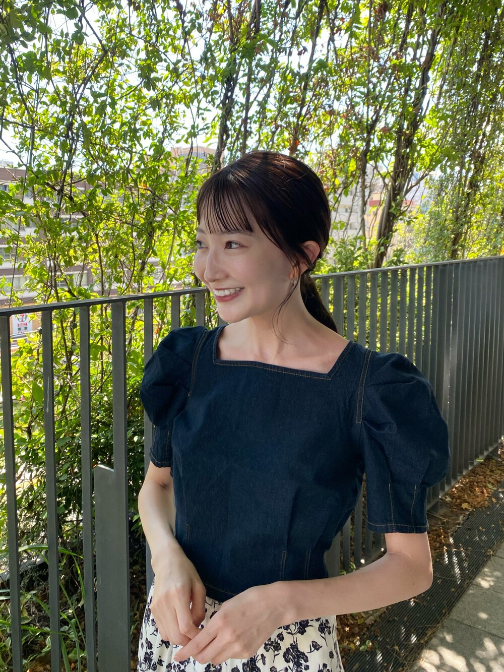 「アツいコーデ全部見せ、earth music&ecology、秋コーデ、秋服準備はじめました、秋先取りコーデ、デニム、花柄、花柄スカート、休日スタイル、キレイめ、パワショル、プチプラ、韓国ファッション、モノトーン、ブラウス」｜「earth music&ecologyのパワショルスクエアネックプルオーバー（Tシャツ/カットソー、ブルー系）」を使った、このみさん（レディース・164cm）の夏コーディネートの5枚目の写真