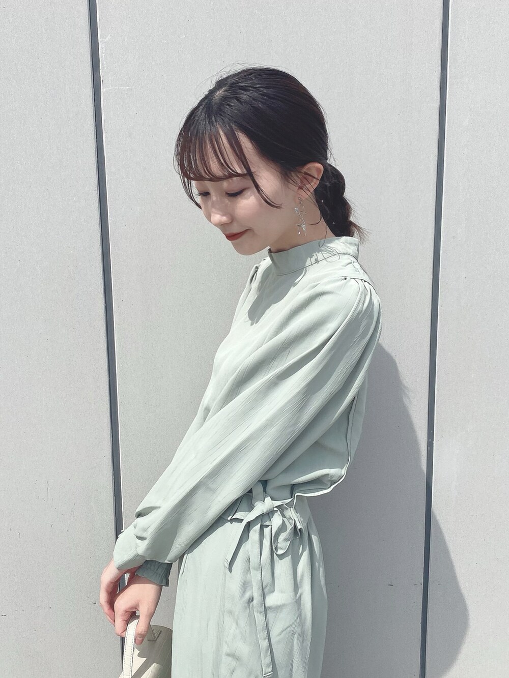 「earth music&ecology、プチプラ、休日スタイル、はじめましてコーデ、キレイめ、ワンピース、ミントグリーン、ミニバッグ、春コーデ、淡色コーデ、ワントーンコーデ、マーメイドスカート、オフィスカジュアル、プチプラコーデ、シンプル」｜「earth music&ecologyの【予約】SET2点ショートBL+マーメイドSK（ワンピース/ドレス、ブルー系）」を使った、このみさん（レディース・164cm）の春コーディネートの3枚目の写真
