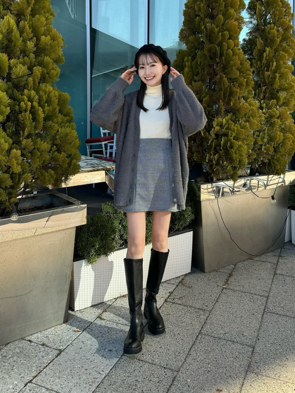「earth music&ecology、冬コーデ、ベレー帽、ハイネック、ハイネックニット、ミニスカート、千鳥柄、カーディガン、シャギー、モテ、グレー、モノトーン、モノトーンコーデ、ワントーンコーデ、ロングブーツ」｜「earth music&ecologyのやわらかタッチリブタートルネックプルオーバー（Tシャツ/カットソー、ホワイト系）」を使った、このみさん（レディース・164cm）の冬コーディネートの3枚目の写真