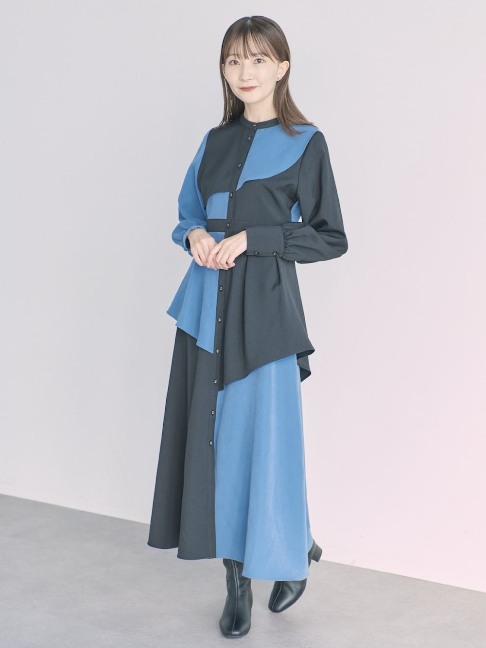 「earth music&ecology、冬コーデ、休日スタイル、プチプラ、ロングワンピース、ワンピース、アシンメトリー、骨格ウェーブ、ブルー×ブラック、ブーツ、キレイめ、トレンド、高身長コーデ、モード、冬」｜「earth music&ecologyのアシンメトリーワンピース（ワンピース、ブルー系）」を使った、このみさん（レディース・164cm）の秋コーディネートの2枚目の写真