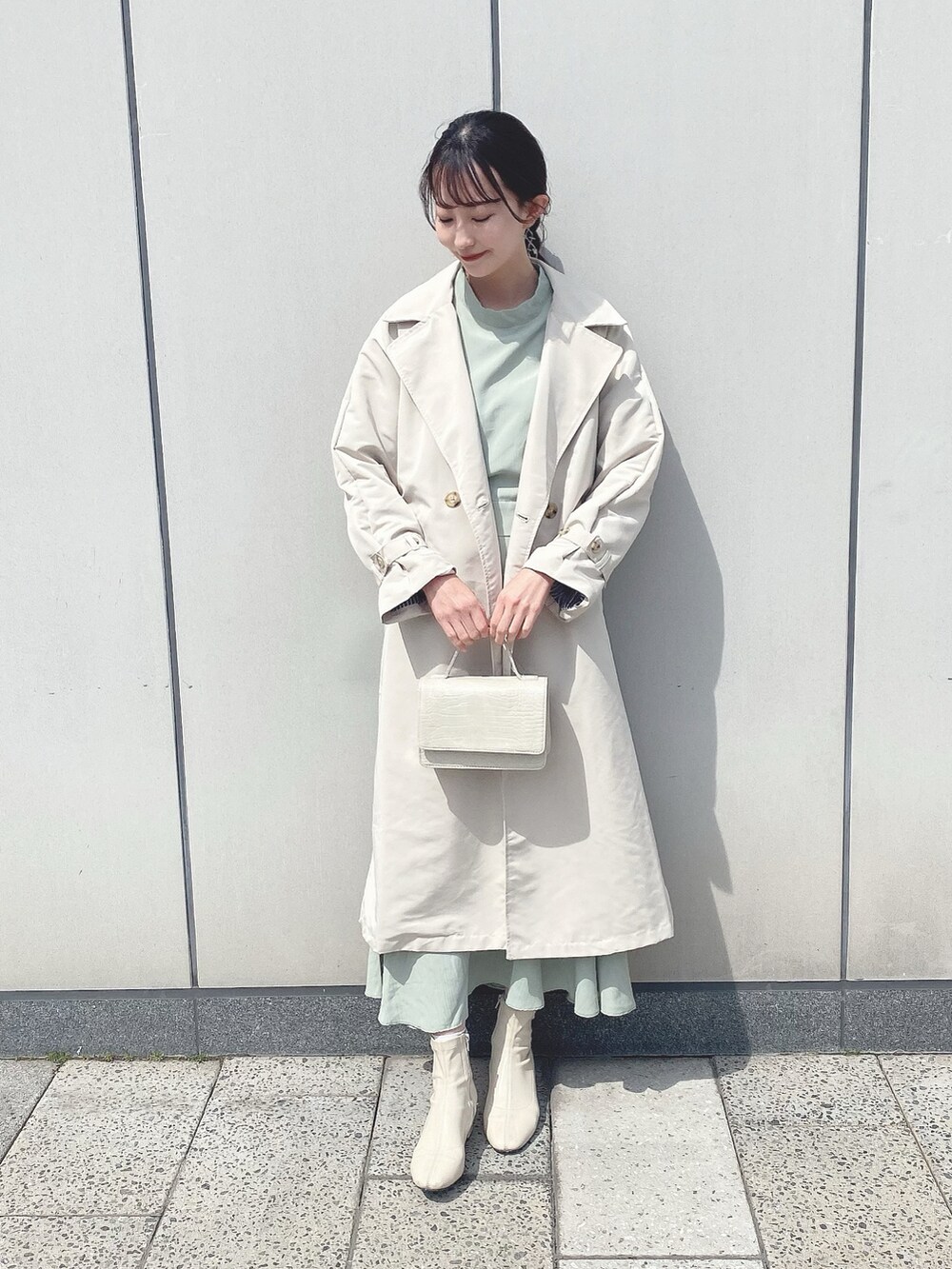 「earth music&ecology、プチプラ、休日スタイル、はじめましてコーデ、キレイめ、ワンピース、ミントグリーン、ミニバッグ、春コーデ、淡色コーデ、ワントーンコーデ、マーメイドスカート、オフィスカジュアル、プチプラコーデ、シンプル」｜「earth music&ecologyの【予約】SET2点ショートBL+マーメイドSK（ワンピース/ドレス、ブルー系）」を使った、このみさん（レディース・164cm）の春コーディネートの2枚目の写真