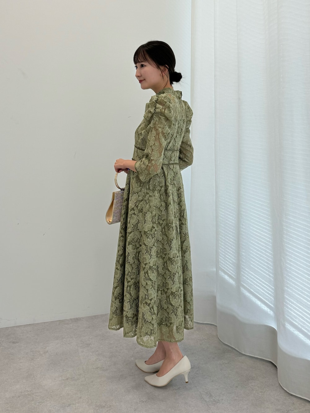 「earth music&ecology、オケージョン、お呼ばれスタイル、キレイめ、お出かけコーデ、休日スタイル、ワントーンコーデ、オリーブ、レース、プチプラ、プチプラコーデ、パンプス、ミニバッグ、高見え、女子会」｜「earth music&ecologyの総レースワンピース（ドレス、グリーン系）」を使った、このみさん（レディース・164cm）の夏コーディネートの3枚目の写真