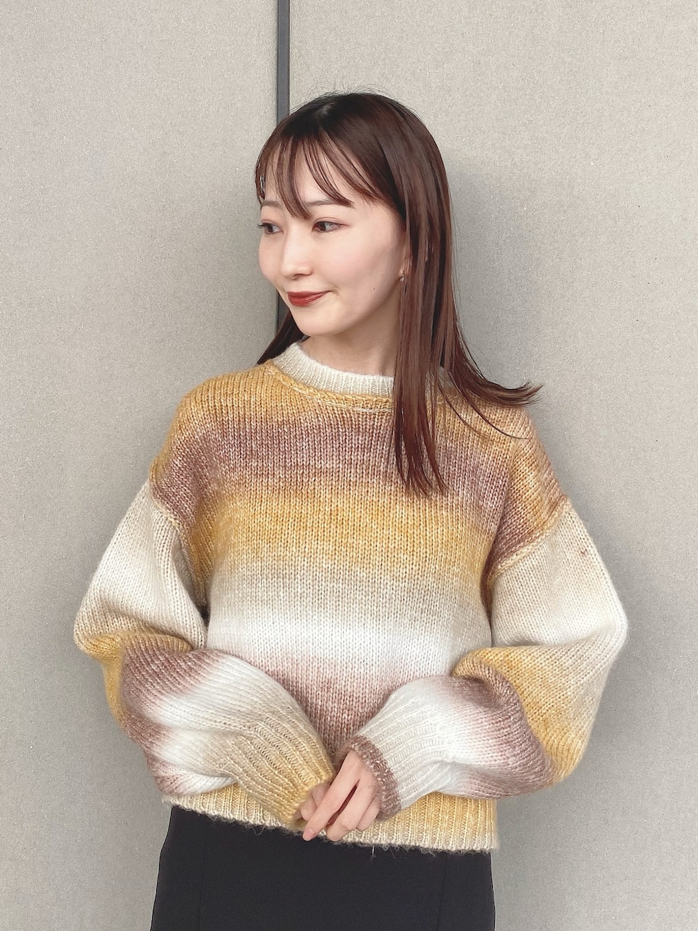 「earth music&ecology、冬コーデ、プチプラ、休日スタイル、バラクラバ、グラデーション、ニット、トートバッグ、スリット、ロングスカート、タイトスカート、大人カジュアル、シンプル、シンプルコーデ、マイベストコーデ2022」｜「earth music&ecologyのグラデーションニットプルオーバー（ニット/セーター、ブラウン系）」を使った、このみさん（レディース・164cm）の冬コーディネートの3枚目の写真
