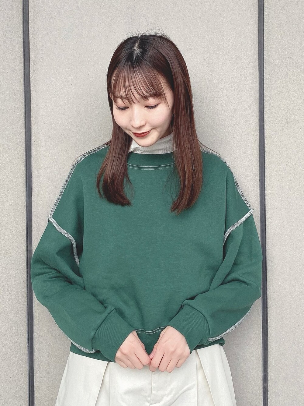 「earth music&ecology、冬コーデ、プチプラ、休日スタイル、スウェット、グリーン、ハーフパンツ、ロングブーツ、ブーツ、ハイネック、トートバッグ、クリスマスに着たい服、マイベストコーデ2022、カジュアルコーデ、カジュアル」｜「earth music&ecologyの配色ステッチウラキモウプルオーバー（Tシャツ/カットソー、グリーン系）」を使った、このみさん（レディース・164cm）の冬コーディネートの2枚目の写真
