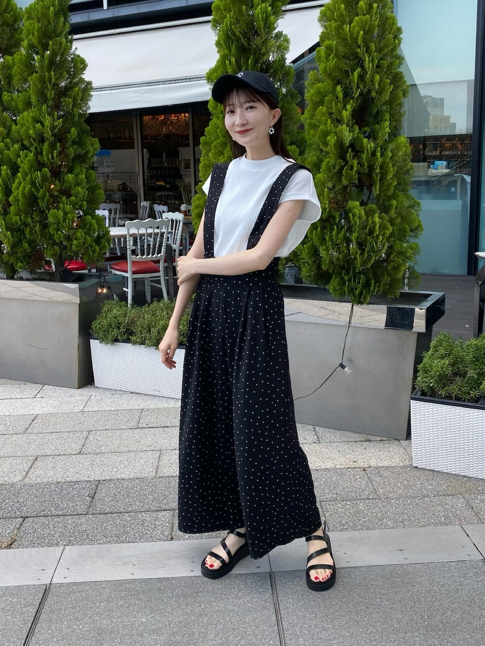 「earth music&ecology、みんなの白Tフェス、夏コーデ、ブラック、ブラックコーデ、キャップ、モノトーン、オールインワン、ドット、サンダル、大人カジュアル、プチプラ、韓国ファッション、お出かけコーデ、フレンチスリーブ」｜「earth music&ecologyのフレンチスリーブリブプルオーバー（Tシャツ/カットソー、ホワイト系）」を使った、このみさん（レディース・164cm）の夏コーディネートの3枚目の写真