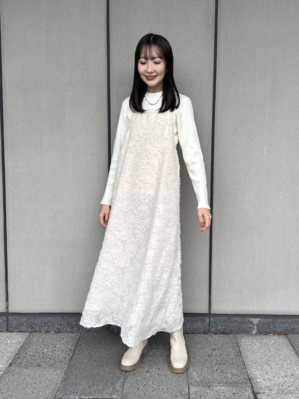 「新星WEARISTAにエントリー、earth music&ecology、冬コーデ、冬コート、ホワイト、ホワイトコーデ、ワントーンコーデ、キャミワンピ、ブーツ、淡色コーデ、休日スタイル、プチプラ、ゆるコーデ、韓国ファッション、お出かけコーデ」｜「earth music&ecologyのBIGカラーコクーンコート（その他アウター、ベージュ系）」を使った、このみさん（レディース・164cm）の冬コーディネートの3枚目の写真