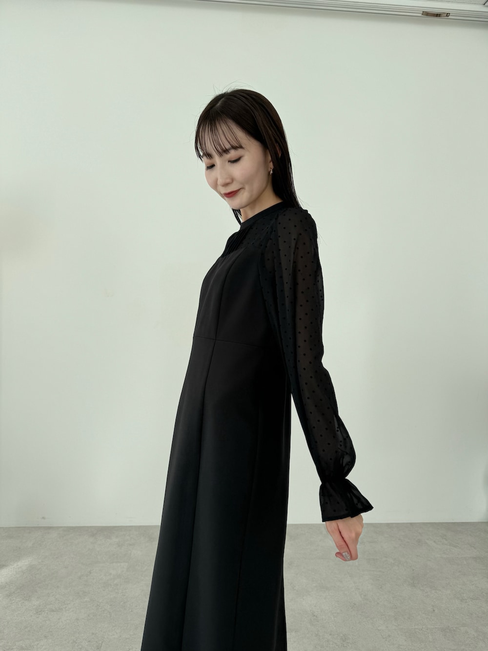 ブラック系のドレス、ブラック系のブーツを着用したレディースの春コーディネートの3枚目の写真