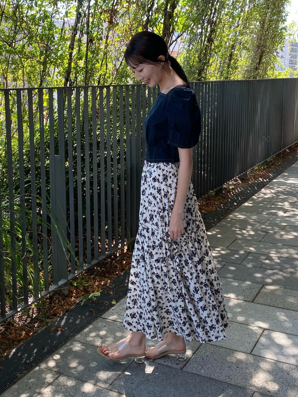 「アツいコーデ全部見せ、earth music&ecology、秋コーデ、秋服準備はじめました、秋先取りコーデ、デニム、花柄、花柄スカート、休日スタイル、キレイめ、パワショル、プチプラ、韓国ファッション、モノトーン、ブラウス」｜「earth music&ecologyのパワショルスクエアネックプルオーバー（Tシャツ/カットソー、ブルー系）」を使った、このみさん（レディース・164cm）の夏コーディネートの4枚目の写真