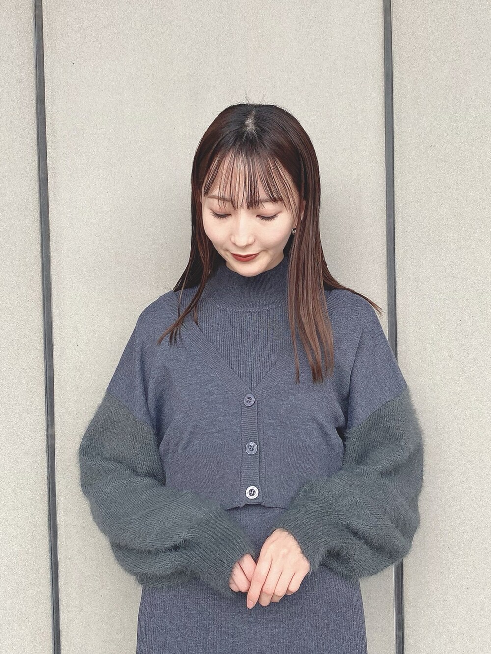 「earth music&ecology、冬コーデ、ニット、ニットワンピース、ロングワンピース、カーディガン、シャギーニット、マーメイドスカート、グレー、ワントーンコーデ、モノトーン、プチプラ、クリスマスに着たい服、マイベストコーデ2022、ミニバッグ」｜「earth music&ecologyのキルティングチェーンショルダー（ショルダーバッグ、ブラック系）」を使った、このみさん（レディース・164cm）の冬コーディネートの3枚目の写真