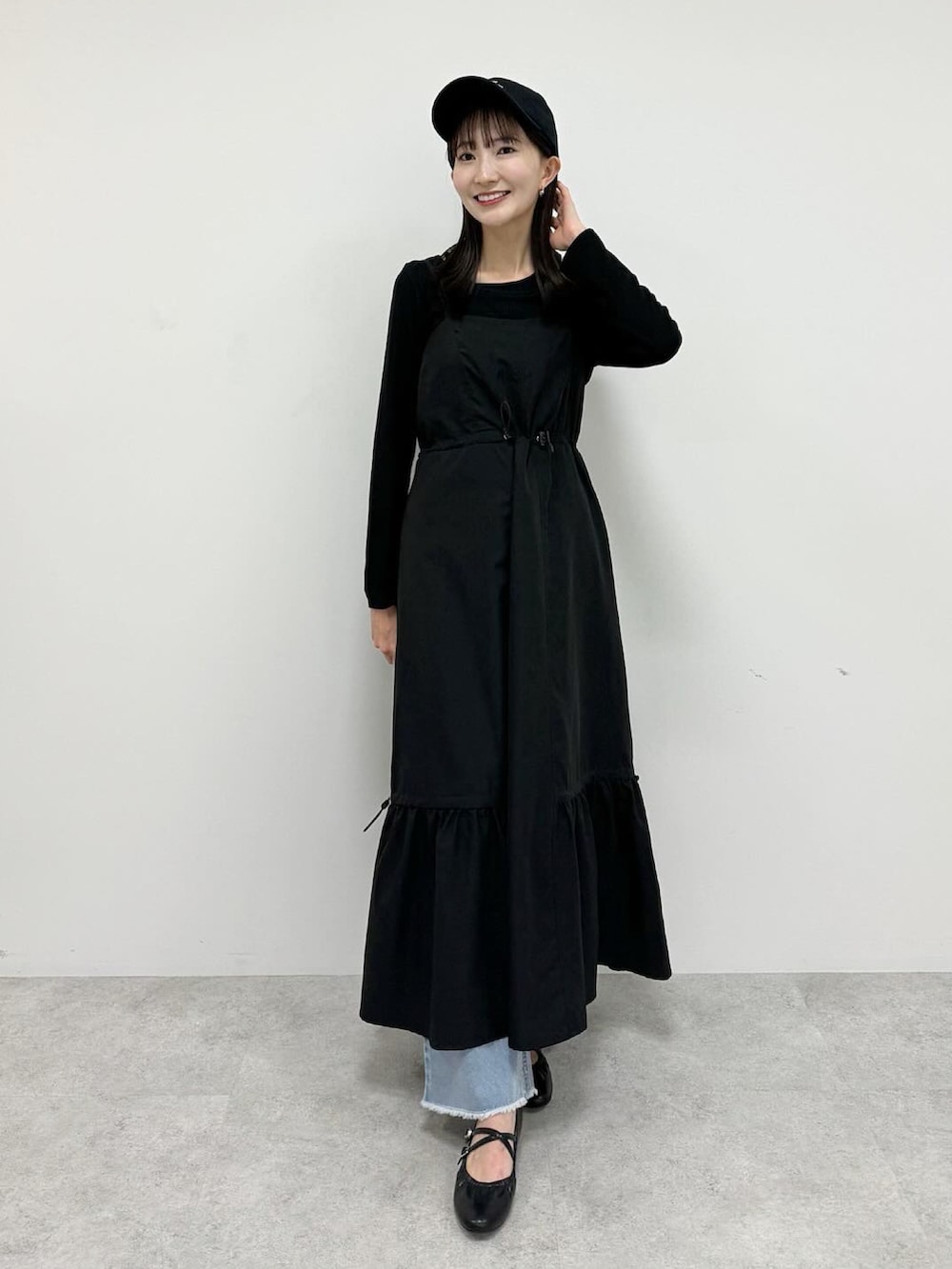 「earth music&ecology、マイベストコーデ2023、ブラック、ブラックコーデ、キャップ、キャミワンピ、デニムパンツ、レイヤードスタイル、休日スタイル、お出かけコーデ、プチプラ、ワントーンコーデ、オトナカジュアル、大人カジュアル、ラクチンコーデ」｜「earth music&ecologyのドロストキャミワンピース（ワンピース、ブラック系）」を使った、このみさん（レディース・164cm）の冬コーディネートの4枚目の写真