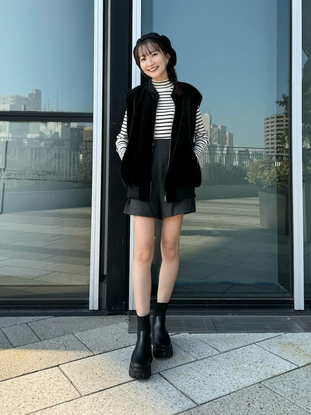 「earth music&ecology、ファッションを楽しもう、冬コーデ、モノトーン、ブラック、ブラックコーデ、ベレー帽、ベスト、ファーベスト、ボーダー、ボーダートップス、プチプラ、休日スタイル、韓国ファッション、ショートパンツ」|「earth music&ecologyのショートパンツ(その他パンツ、ブラック系)」を使った、このみさん(レディース・164cm)の秋コーディネートの2枚目の写真