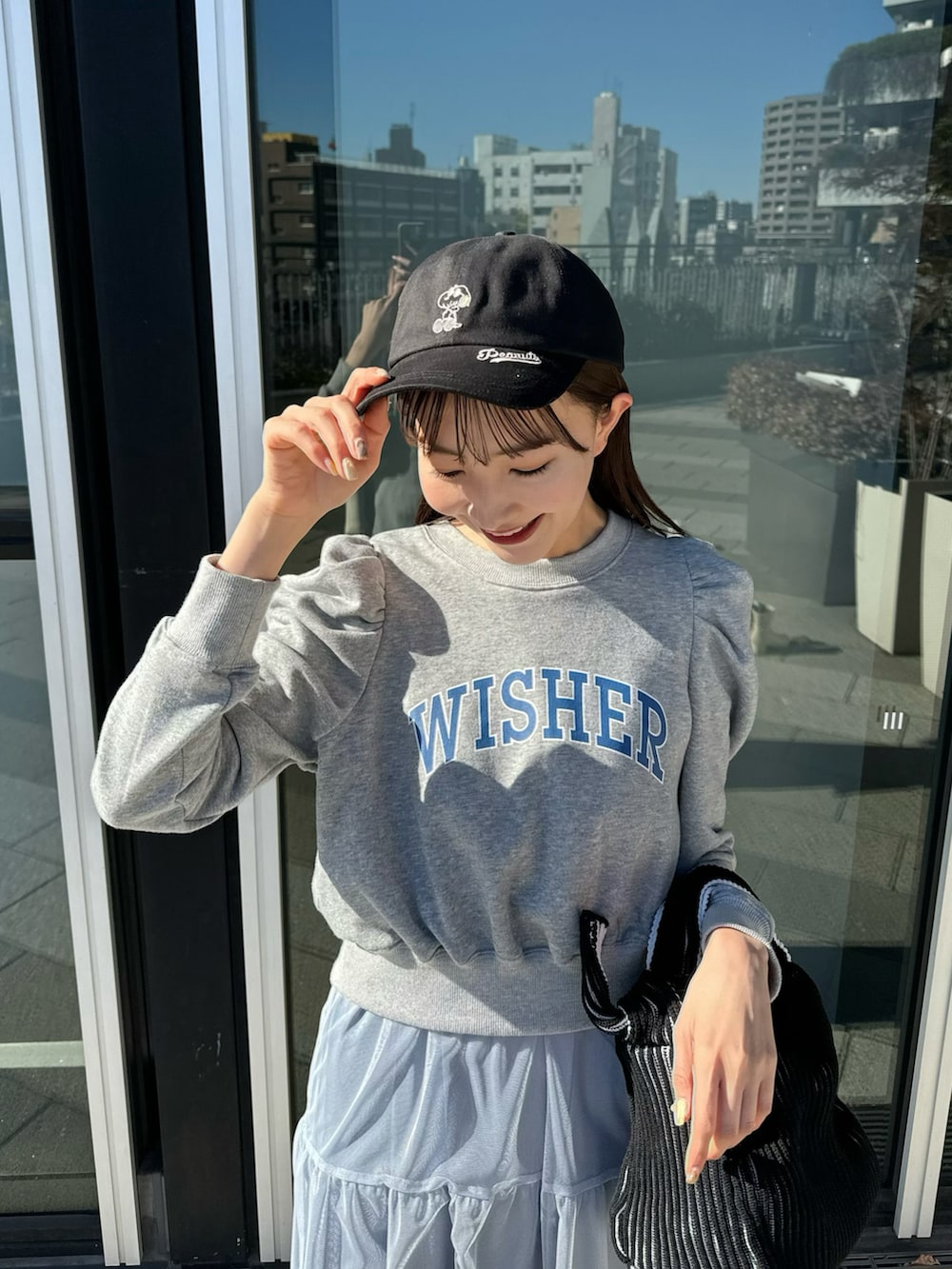 「春コーデ、春先取り、キャップ、ロゴスウェット、チュール、チュールワンピ、レイヤードスタイル、ブーツ、ミニバッグ、大人カジュアル、休日スタイル、プチプラ、ロングスカート、韓国ファッション、24ssトレンド」|「earth music&ecologyのウラケロゴ短丈プルオーバー(Tシャツ/カットソー、グレー系)」を使った、このみさん(レディース・164cm)の冬コーディネートの2枚目の写真