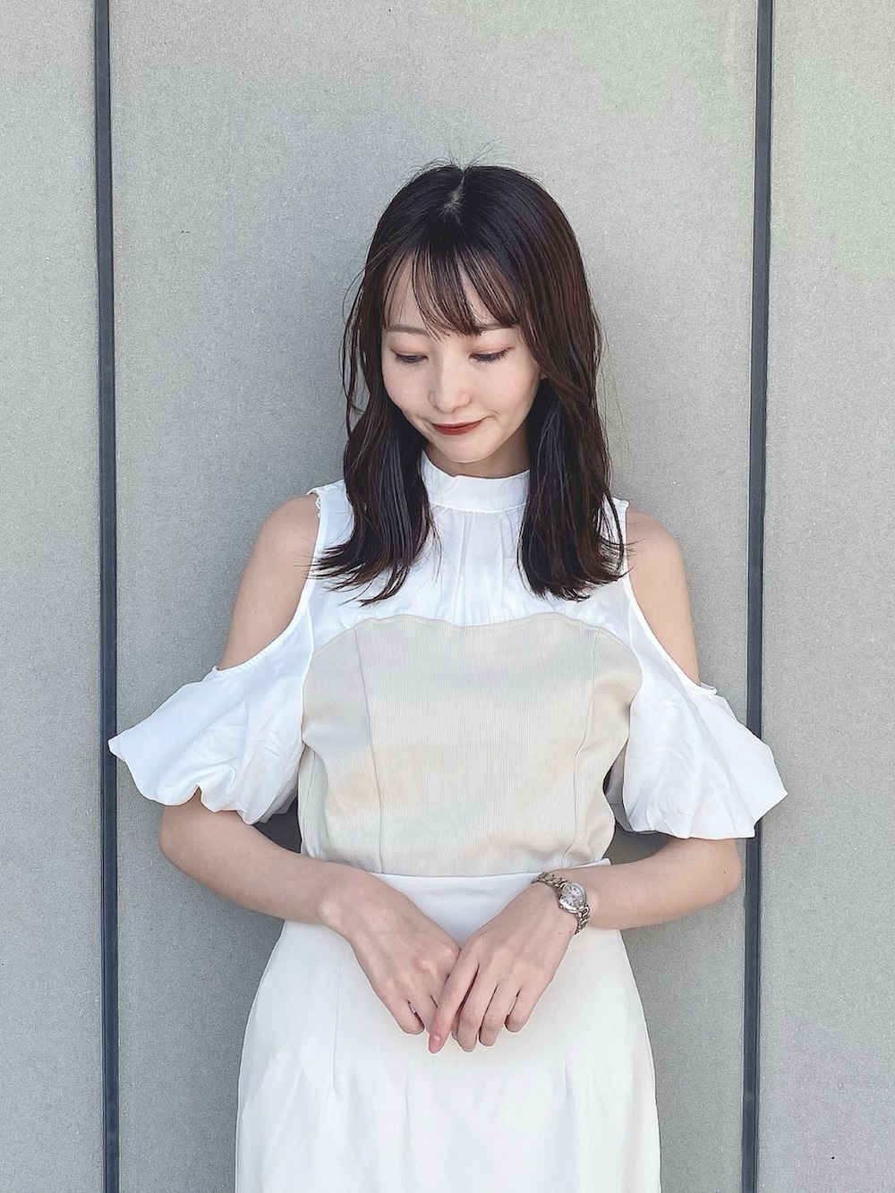 「earth music&ecology、夏コーデ、休日スタイル、プチプラ、ベージュ、ワントーンコーデ、淡色コーデ、タイトスカート、パンプス、韓国ファッション、ショップスタッフの好印象コーデ、ショップスタッフの推しトップス、ホワイトコーデ、キレイめ、オープンショルダー」|「earth music&ecologyのオープンショルダードッキングプルオーバー(Tシャツ/カットソー、ホワイト系)」を使った、このみさん(レディース・164cm)の春コーディネートの3枚目の写真