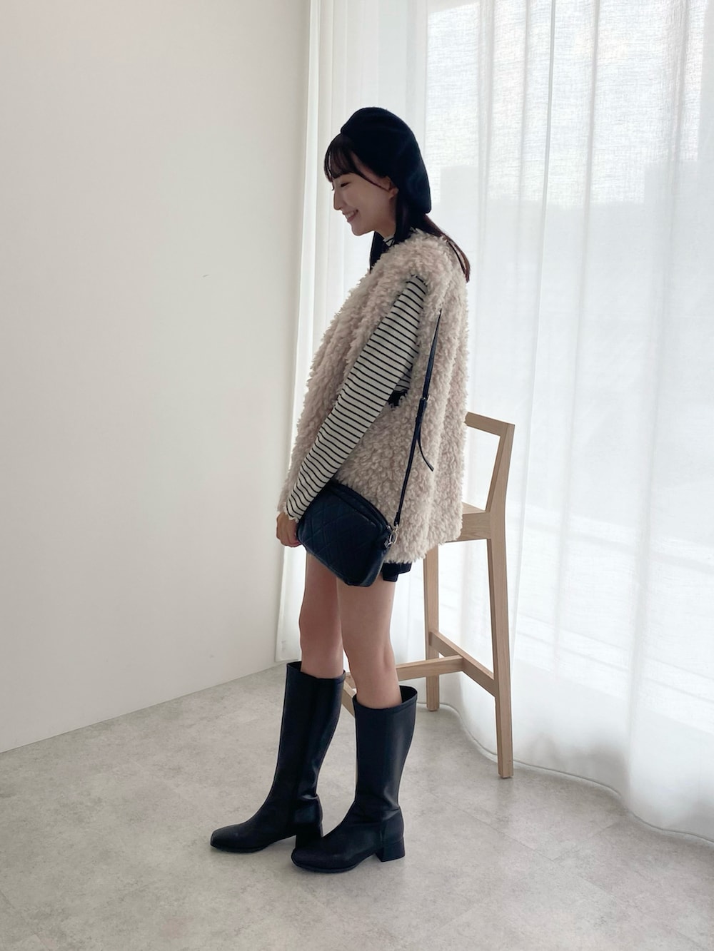 「earth music&ecology、秋コーデ、ベレー帽、ボーダー、ショートパンツ、ファーベスト、ベスト、ロングブーツ、ブーツ、ショルダーバッグ、プチプラ、韓国ファッション、大人カジュアル、モノトーン、重ね着ベストシーズン」｜「earth music&ecologyのベレー帽（ハンチング/ベレー帽、ブラック系）」を使った、このみさん（レディース・164cm）の秋コーディネートの4枚目の写真