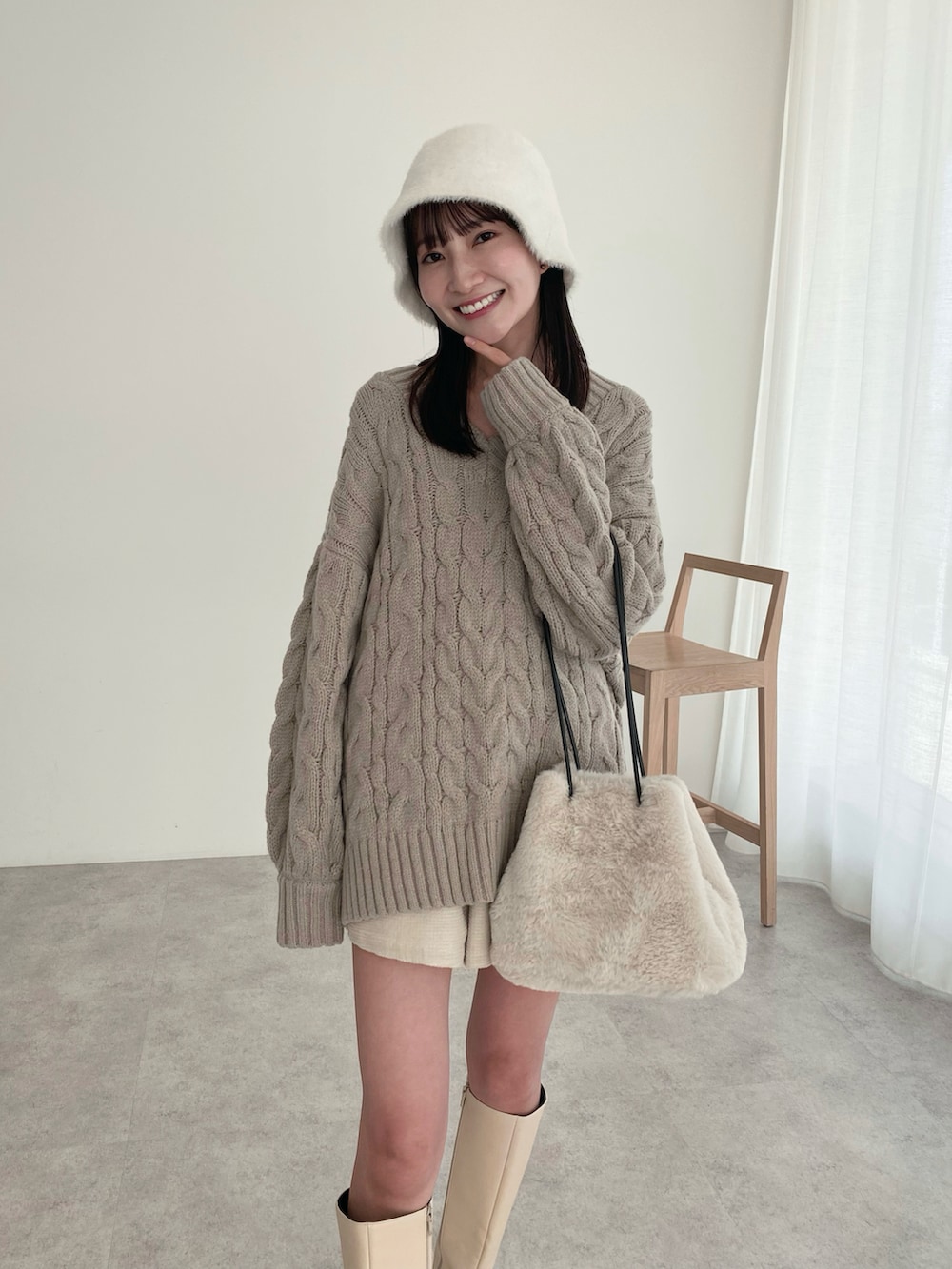 「earth music&ecology、秋冬コーデ、冬コーデ、ハット、Vネック、ケーブルニット、ニット、ショートパンツ、ファー小物、ロングブーツ、グレー、ワントーンコーデ、プチプラ、休日スタイル、韓国ファッション」|「earth music&ecologyのファーベルハット(ハット、ホワイト系)」を使った、このみさん(レディース・164cm)の秋コーディネートの2枚目の写真