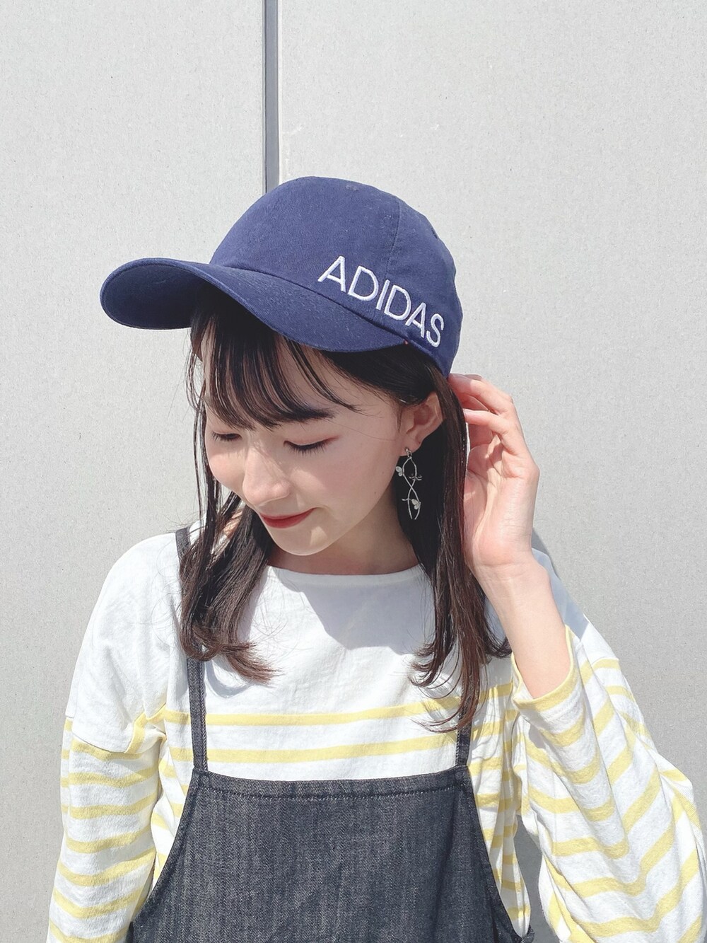 「earth music&ecology、adidas、ORiental TRaffic(ORiental TRaffic)、オリエンタルトラフィック、Wrangler、デニム、デニムワンピース、ボーダー、ボーダートップス、グルカサンダル、トートバッグ、キャップ、カジュアル、休日スタイル、春コーデ」｜「WranglerのＷｒａｎｇｌｅｒ　サロペットスカート*（ワンピース、その他）」を使った、このみさん（レディース・164cm）の春コーディネートの2枚目の写真