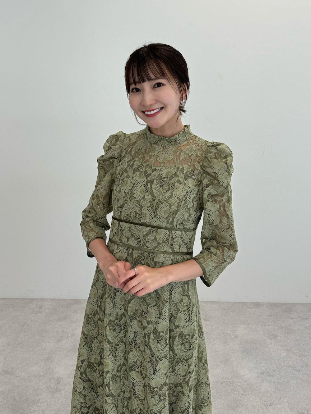 「earth music&ecology、オケージョン、お呼ばれスタイル、キレイめ、お出かけコーデ、休日スタイル、ワントーンコーデ、オリーブ、レース、プチプラ、プチプラコーデ、パンプス、ミニバッグ、高見え、女子会」｜「earth music&ecologyの総レースワンピース（ドレス、グリーン系）」を使った、このみさん（レディース・164cm）の夏コーディネートの4枚目の写真