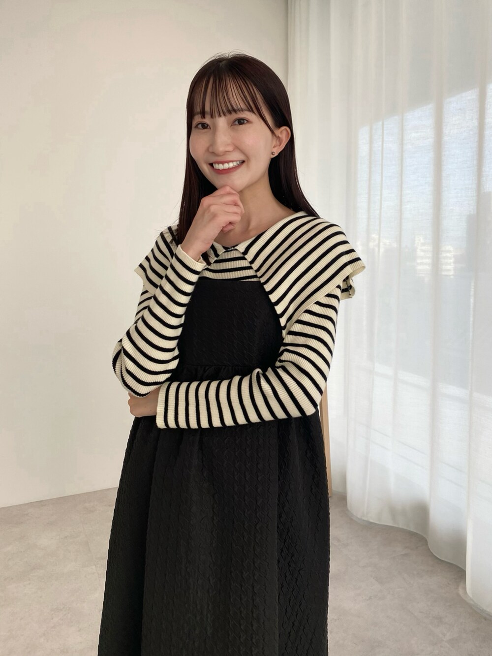 「ファッションを楽しもう、earth music&ecology、冬コーデ、モノトーン、ボーダー、ボーダートップス、ビッグカラー、ブラック、ブラックコーデ、キャミワンピ、ブーツ、プチプラ、休日スタイル、韓国ファッション、シンプルコーデ」｜「earth music&ecologyのバックオープンキャミワンピース（ワンピース、ブラック系）」を使った、このみさん（レディース・164cm）の秋コーディネートの4枚目の写真