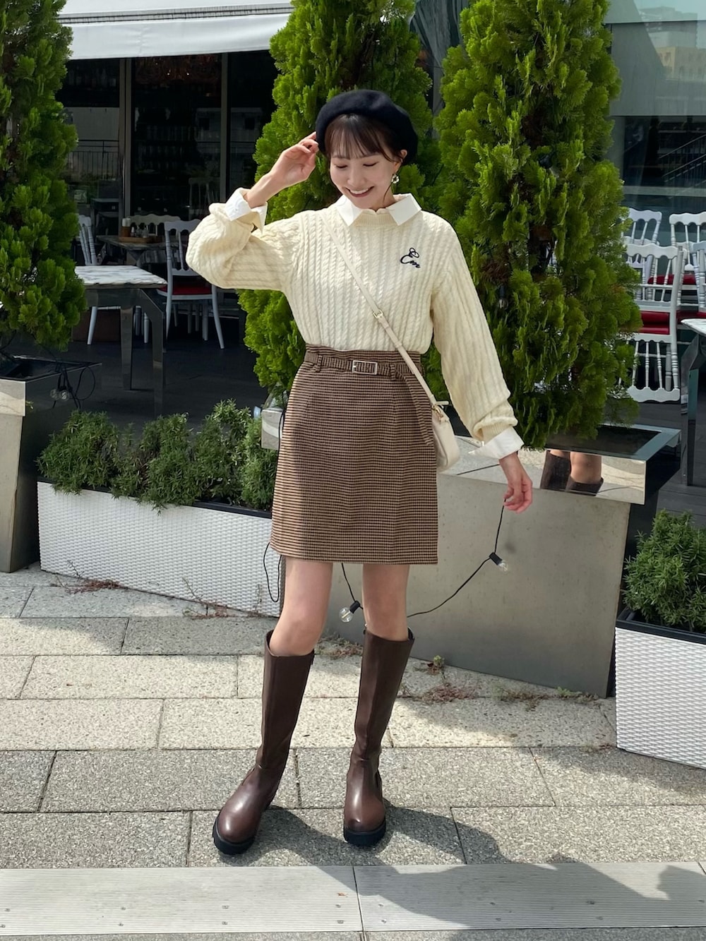 「earth music&ecology、秋コーデ、お出かけコーデ、ベレー帽、ロゴニット、ケーブルニット、レイヤードスタイル、シャツスタイル、ミニスカート、チェック、淡色コーデ、ロングブーツ、ブーツ、休日スタイル、韓国ファッション」|「earth music&ecologyの刺繍入りケーブルニットプルオーバー(ニット/セーター、ホワイト系)」を使った、このみさん(レディース・164cm)の秋コーディネートの3枚目の写真