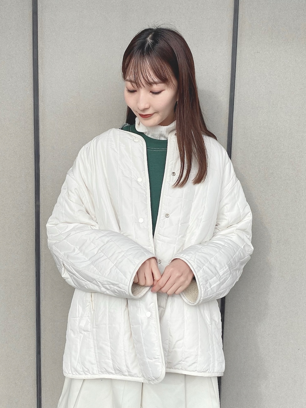 「earth music&ecology、冬コーデ、冬アウター、冬アウター着回しチャレンジ、着回しコーデ、休日スタイル、プチプラ、ボア、ボアジャケット、ショートパンツ、ハーフパンツ、ロングブーツ、トートバッグ、カジュアル、ハイネック」|「earth music&ecologyの配色ステッチウラキモウプルオーバー(Tシャツ/カットソー、グリーン系)」を使った、このみさん(レディース・164cm)の冬コーディネートの3枚目の写真