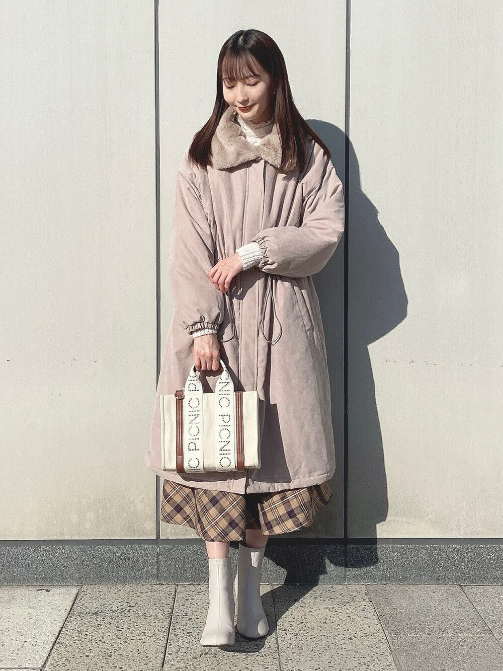 「earth music&ecology、冬コーデ、冬アウター、モッズコート、ファー、あったかコーデ、プチプラ、休日スタイル、チェック、フレアスカート、ブーツ、トートバッグ、ビッグカラー、ベージュ、淡色コーデ」｜「ELENCARE DUEの・ELENCARE DUE ナカワタモッズコート（モッズコート、ベージュ系）」を使った、このみさん（レディース・164cm）の冬コーディネートの2枚目の写真