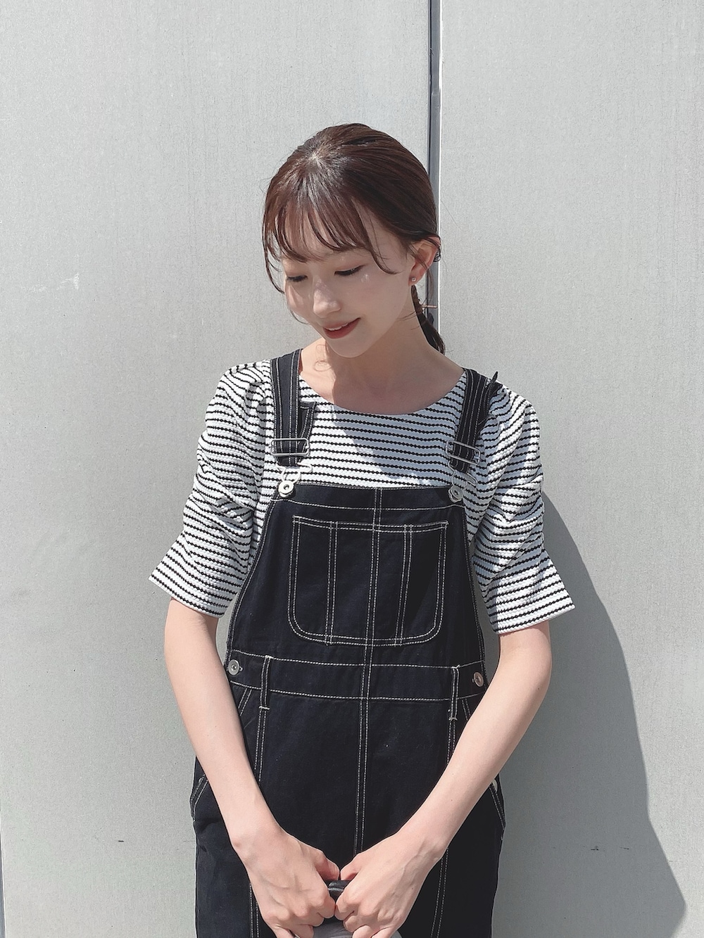 「ごきげんウィーク、earth music&ecology、カジュアル、カジュアルガーリー、ハイカットスニーカー、コンバース、スニーカーコーデ、ミニバッグ、ジャンパースカート、ボストンバッグ、マーメイドスカート、パワショル、プチプラ、休日スタイル、春夏コーデ」|「earth music&ecologyのパワショル ボーダートップス(Tシャツ/カットソー、ブラック系)」を使った、このみさん(レディース・164cm)の春コーディネートの2枚目の写真