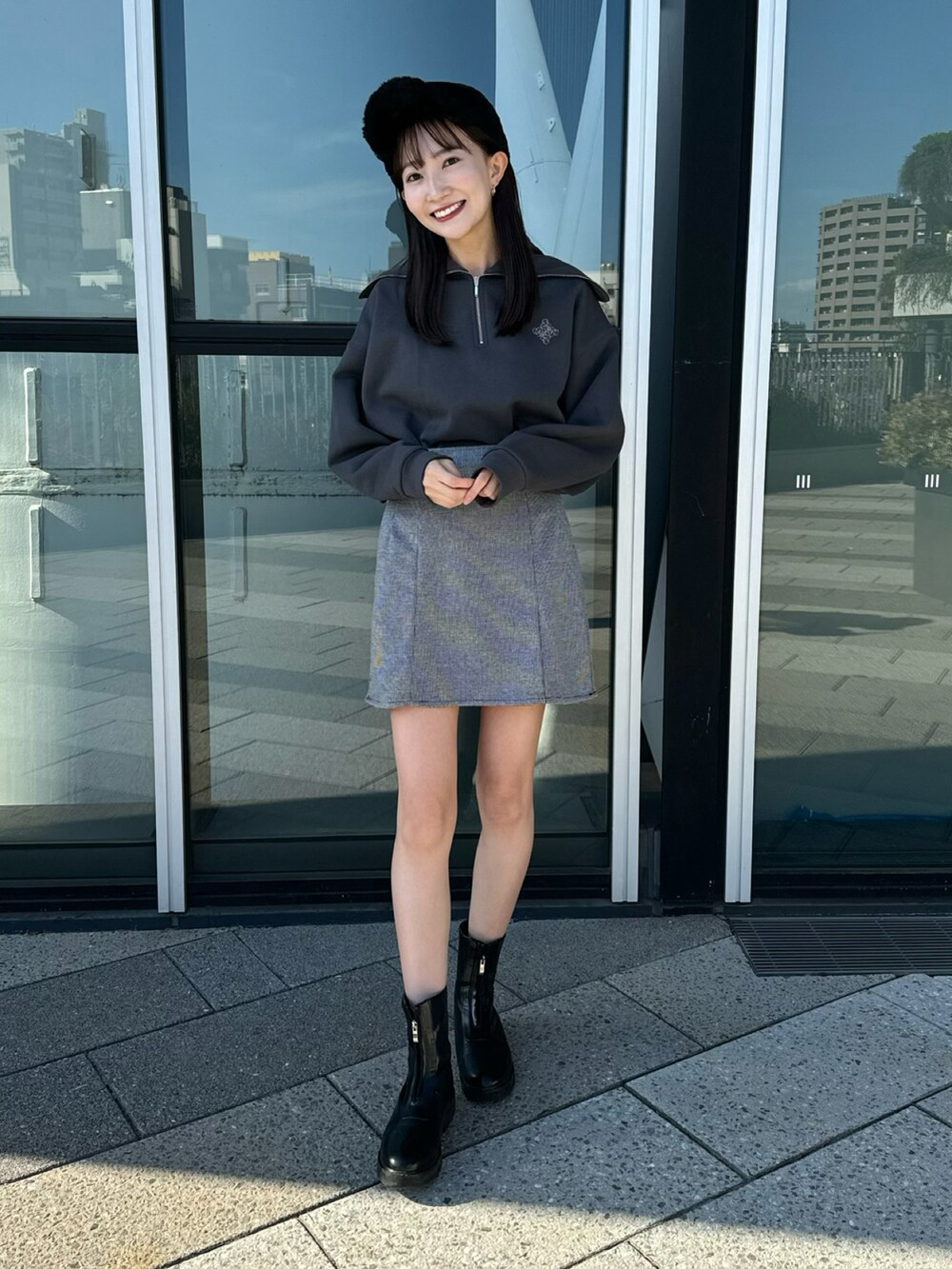 グレー系のTシャツ/カットソー、その他のスカート、ブラック系のハットを着用したレディースの秋コーディネートの3枚目の写真