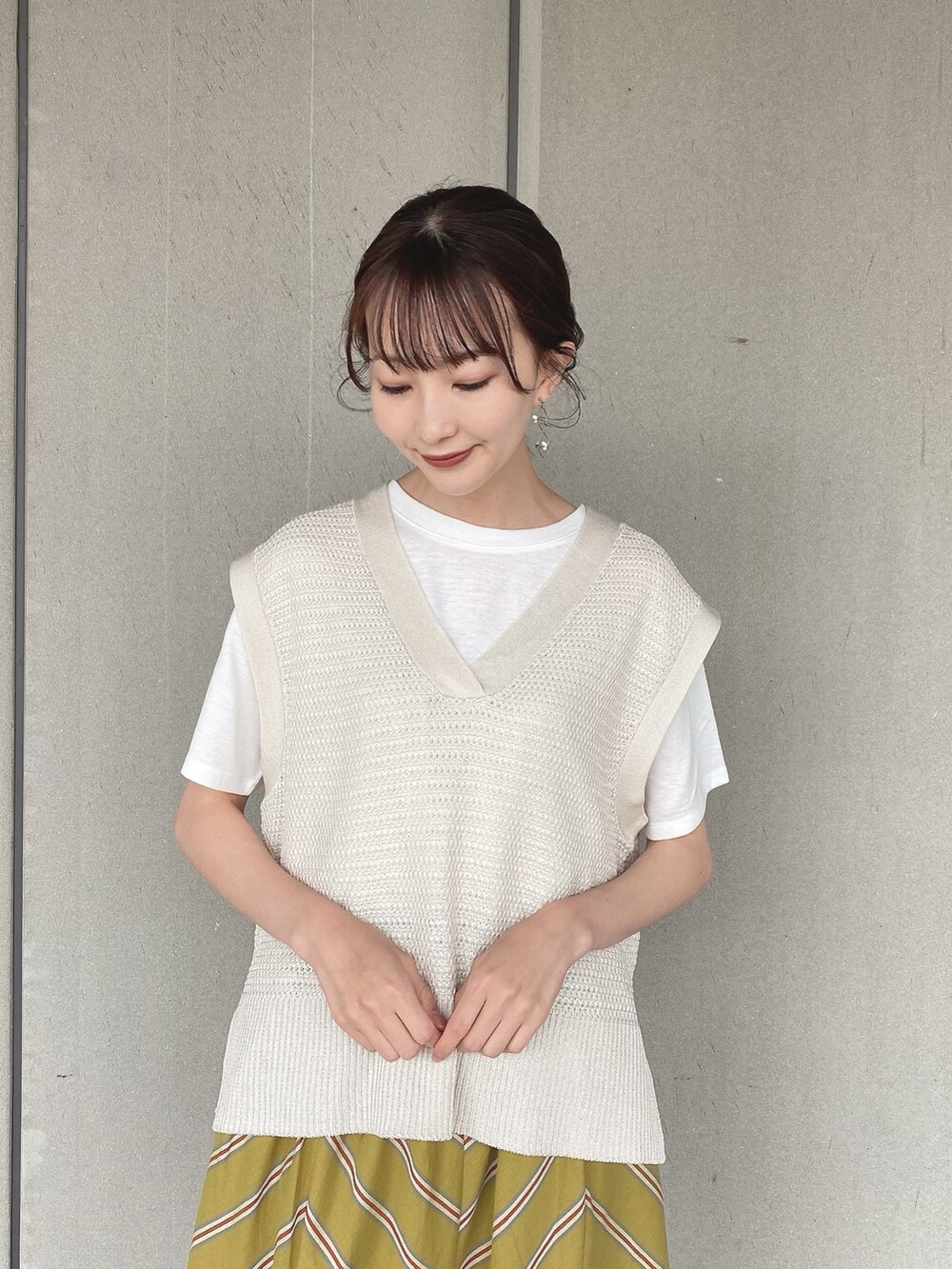 「ごきげんウィーク、earth music&ecology、カジュアル、プチプラ、休日スタイル、夏コーデ、春夏コーデ、ベスト、ロングスカート、ミニバッグ、ボストンバッグ、シンプルコーデ、レイヤードスタイル、クリアサンダル、サンダル」｜「earth music&ecologyのSET2点 ジャガードベスト+Tシャツ（ニット/セーター、ホワイト系）」を使った、このみさん（レディース・164cm）の春コーディネートの2枚目の写真