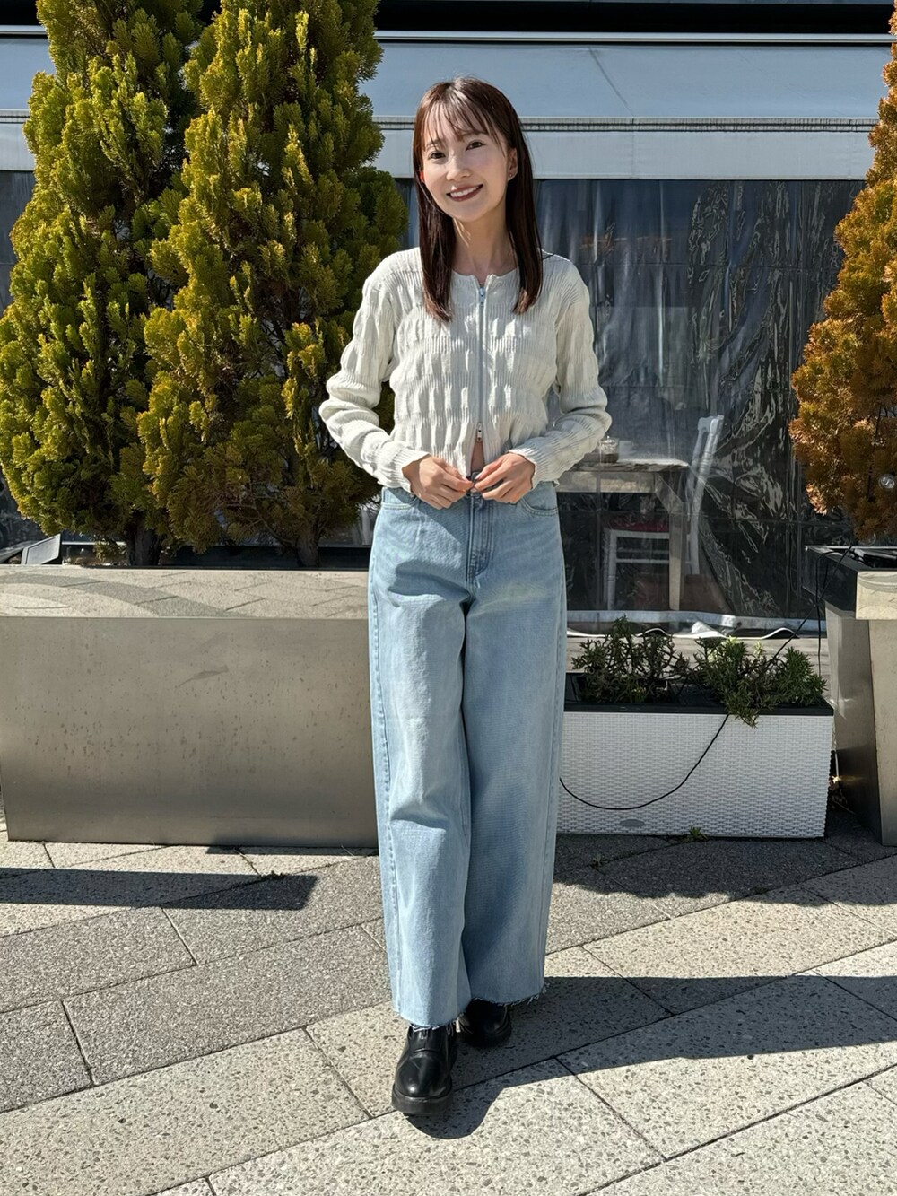 ホワイト系のカーディガン/ボレロ、ブルー系のデニムパンツ、ベージュ系のハットを着用したレディースの春コーディネートの2枚目の写真