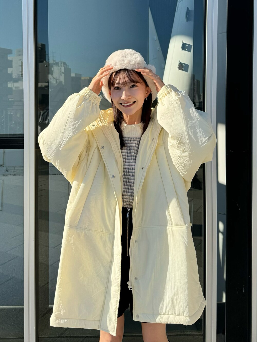 「あけましておめでとうございます！、earth music&ecology、冬コーデ、冬アウター、休日スタイル、フライトキャップ、ショートパンツ、ロングブーツ、お出かけコーデ、韓国ファッション、あったかコーデ、ホワイト、ホワイトコーデ、冬を彩る色いろコーデ、カジュアルコーデ」｜「earth music&ecologyのマットベロアモールプルオーバー（Tシャツ/カットソー、ピンク系）」を使った、このみさん（レディース・164cm）の冬コーディネートの4枚目の写真
