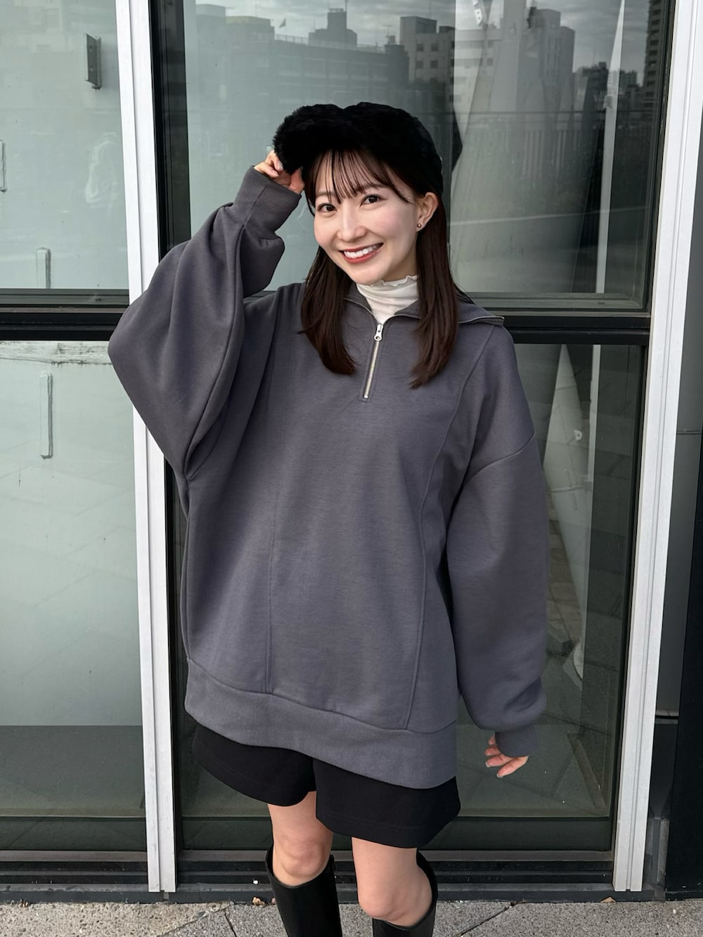 「春コーデ、キャップ、ハーフジップ、スウェット、レイヤードスタイル、ショートパンツ、グレー、ワントーンコーデ、モノトーン、モノトーンコーデ、ロングブーツ、休日スタイル、プチプラ、韓国ファッション、シンプルコーデ」|「earth music&ecologyのフロントジップショートパンツ(その他パンツ、ブラック系)」を使った、このみさん(レディース・164cm)の冬コーディネートの3枚目の写真