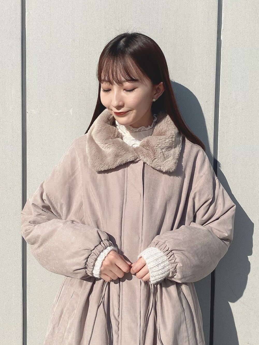 「earth music&ecology、冬コーデ、冬アウター、モッズコート、ファー、あったかコーデ、プチプラ、休日スタイル、チェック、フレアスカート、ブーツ、トートバッグ、ビッグカラー、ベージュ、淡色コーデ」｜「ELENCARE DUEの・ELENCARE DUE ナカワタモッズコート（モッズコート、ベージュ系）」を使った、このみさん（レディース・164cm）の冬コーディネートの3枚目の写真