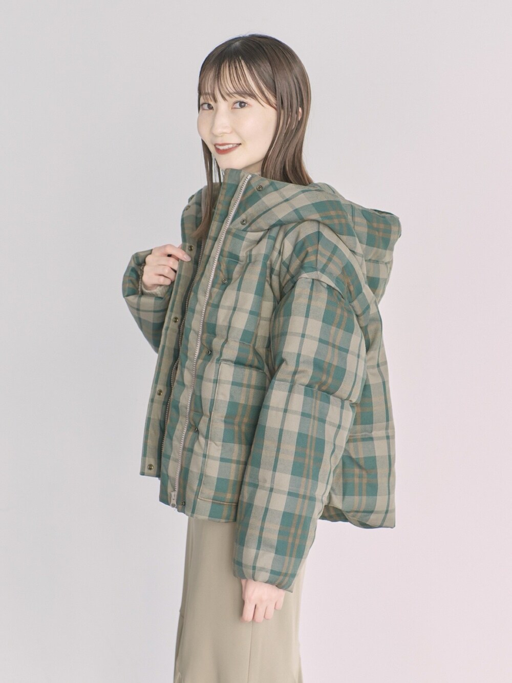 「earth music&ecology、冬コーデ、休日スタイル、プチプラ、ニット、ハイネック、マーメイドスカート、ベージュ、淡色コーデ、ダウンベスト、冬アウター、冬アウター着回しチャレンジ、クリスマスに着たい服、マイベストコーデ2022、着回しコーデ」｜「earth music&ecologyのチェック中綿ジャケット（ダウンジャケット/コート、グリーン系）」を使った、このみさん（レディース・164cm）の冬コーディネートの3枚目の写真