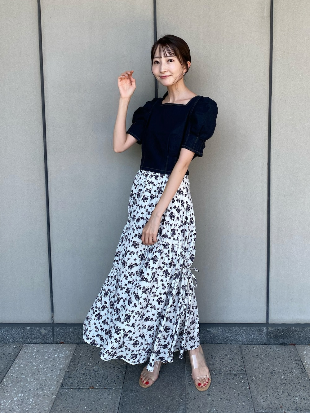 「アツいコーデ全部見せ、earth music&ecology、秋コーデ、秋服準備はじめました、秋先取りコーデ、デニム、花柄、花柄スカート、休日スタイル、キレイめ、パワショル、プチプラ、韓国ファッション、モノトーン、ブラウス」｜「earth music&ecologyのパワショルスクエアネックプルオーバー（Tシャツ/カットソー、ブルー系）」を使った、このみさん（レディース・164cm）の夏コーディネートの3枚目の写真