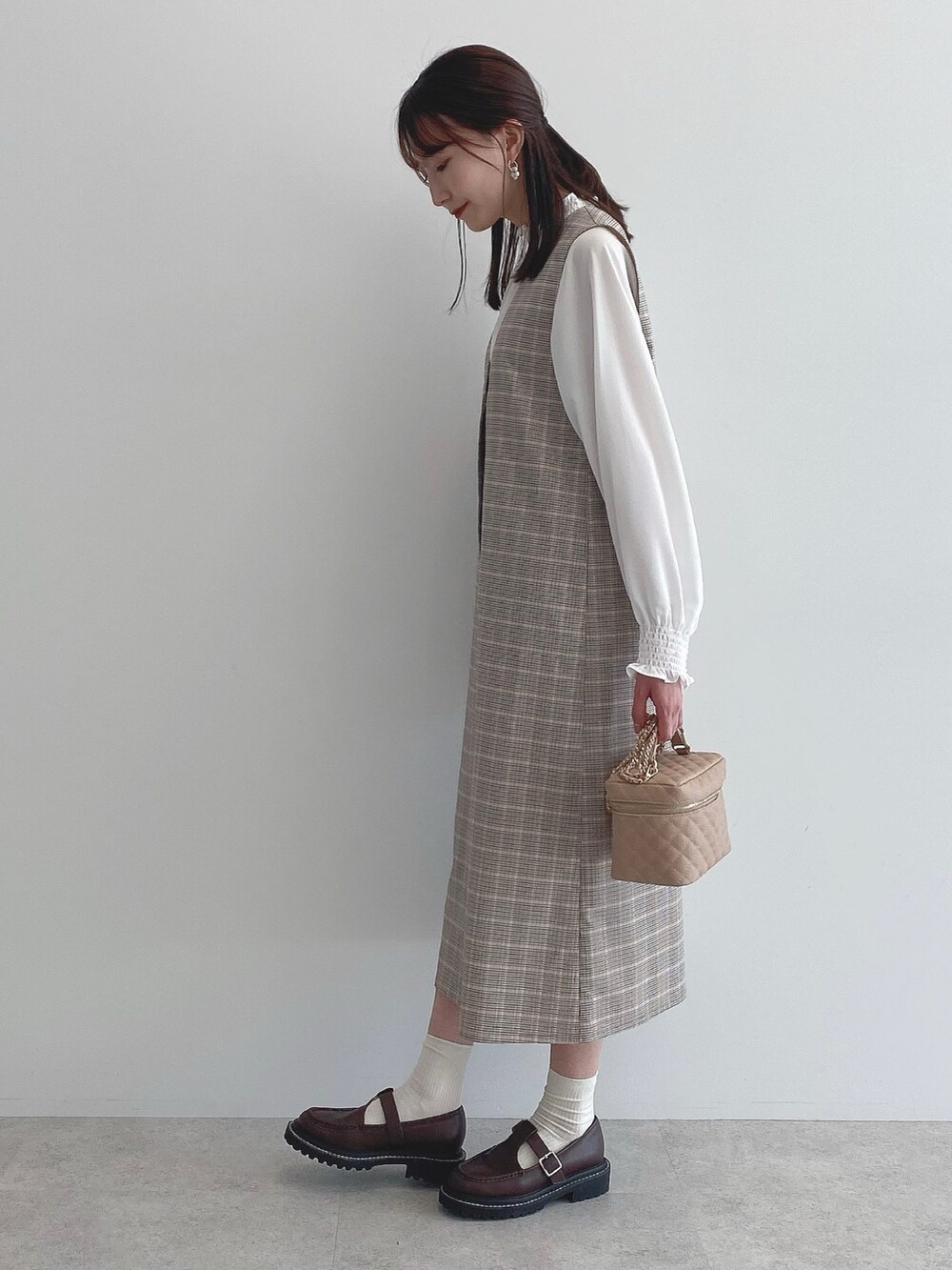 「春服デビュー宣言、earth music&ecology、春コーデ、春服みてみて、淡色コーデ、ベージュ、チェック、ブラウス、ローファー、プチプラ、休日スタイル、ジャンスカ、きれいめカジュアル、大人カジュアル、韓国ファッション」｜「earth music&ecologyのシャーリングネックブラウス（シャツ/ブラウス、ホワイト系）」を使った、このみさん（レディース・164cm）の春コーディネートの3枚目の写真