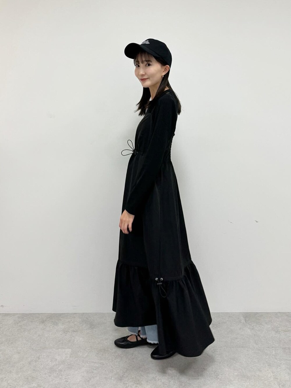 「earth music&ecology、マイベストコーデ2023、ブラック、ブラックコーデ、キャップ、キャミワンピ、デニムパンツ、レイヤードスタイル、休日スタイル、お出かけコーデ、プチプラ、ワントーンコーデ、オトナカジュアル、大人カジュアル、ラクチンコーデ」｜「earth music&ecologyのドロストキャミワンピース（ワンピース、ブラック系）」を使った、このみさん（レディース・164cm）の冬コーディネートの2枚目の写真