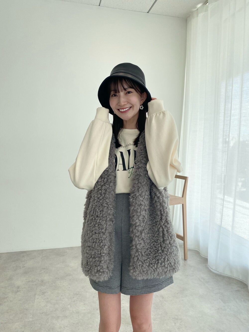 「earth music&ecology、秋コーデ、ハット、ボアベスト、スウェット、ロゴスウェット、ショートパンツ、千鳥柄、ショートブーツ、ブーツ、お出かけコーデ、プチプラ、休日スタイル、モノトーン、ファッションを楽しもう」|「earth music&ecologyのバケットハット(シンセティックレザー)(ハット、ブラック系)」を使った、このみさん(レディース・164cm)の秋コーディネートの3枚目の写真