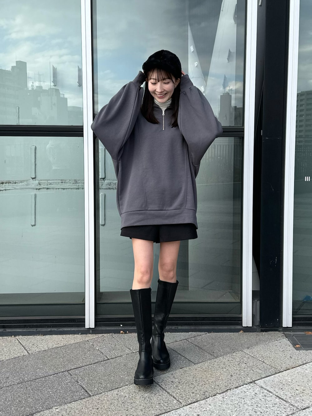 「春コーデ、キャップ、ハーフジップ、スウェット、レイヤードスタイル、ショートパンツ、グレー、ワントーンコーデ、モノトーン、モノトーンコーデ、ロングブーツ、休日スタイル、プチプラ、韓国ファッション、シンプルコーデ」|「earth music&ecologyのフロントジップショートパンツ(その他パンツ、ブラック系)」を使った、このみさん(レディース・164cm)の冬コーディネートの2枚目の写真