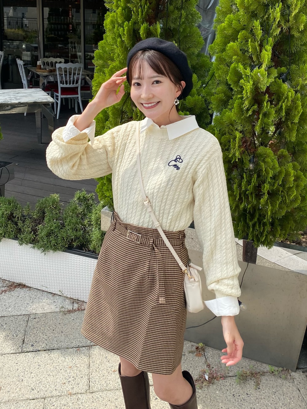 「earth music&ecology、秋コーデ、お出かけコーデ、ベレー帽、ロゴニット、ケーブルニット、レイヤードスタイル、シャツスタイル、ミニスカート、チェック、淡色コーデ、ロングブーツ、ブーツ、休日スタイル、韓国ファッション」|「earth music&ecologyの刺繍入りケーブルニットプルオーバー(ニット/セーター、ホワイト系)」を使った、このみさん(レディース・164cm)の秋コーディネートの5枚目の写真