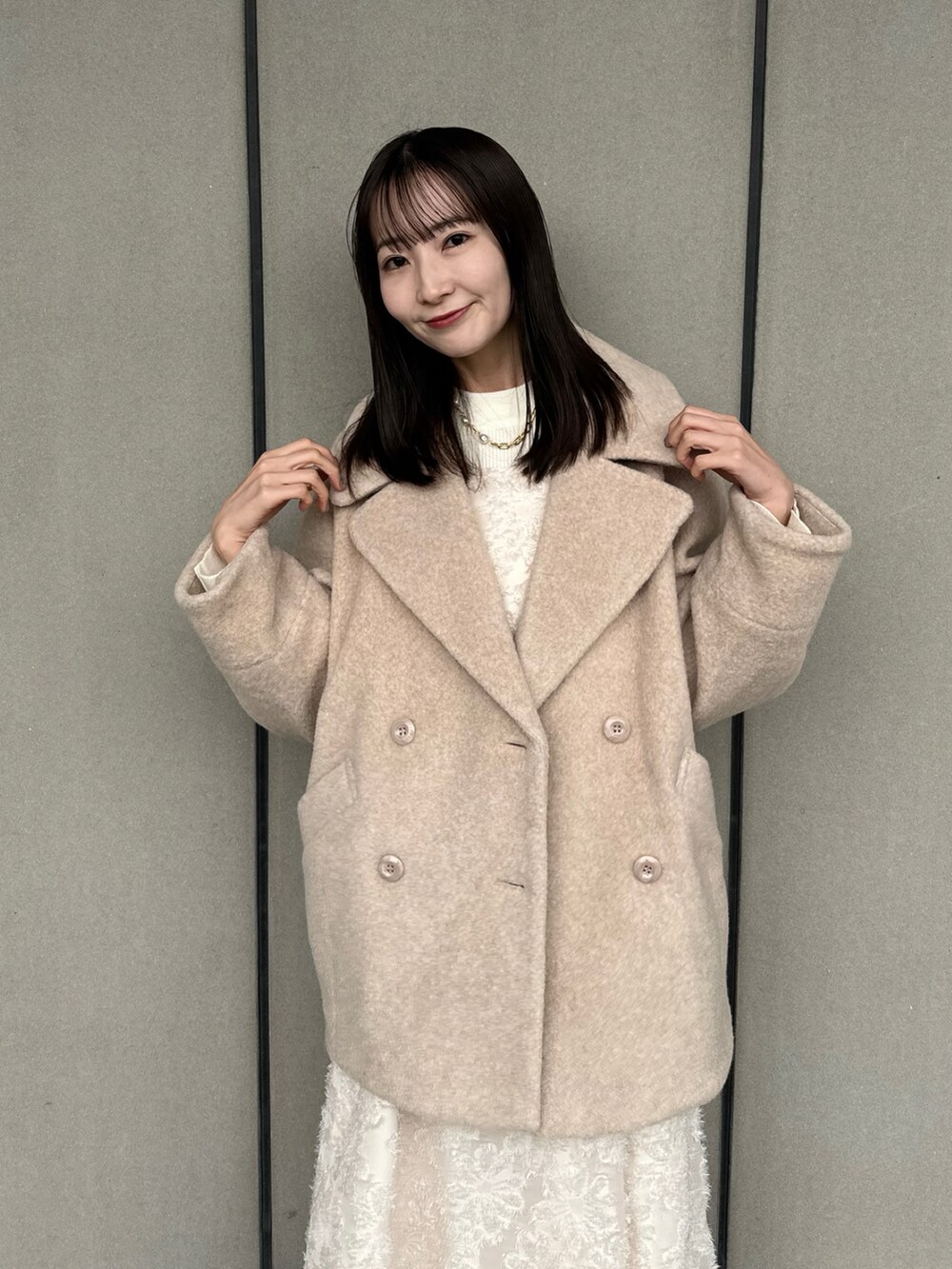 「新星WEARISTAにエントリー、earth music&ecology、冬コーデ、冬コート、ホワイト、ホワイトコーデ、ワントーンコーデ、キャミワンピ、ブーツ、淡色コーデ、休日スタイル、プチプラ、ゆるコーデ、韓国ファッション、お出かけコーデ」｜「earth music&ecologyのBIGカラーコクーンコート（その他アウター、ベージュ系）」を使った、このみさん（レディース・164cm）の冬コーディネートの4枚目の写真