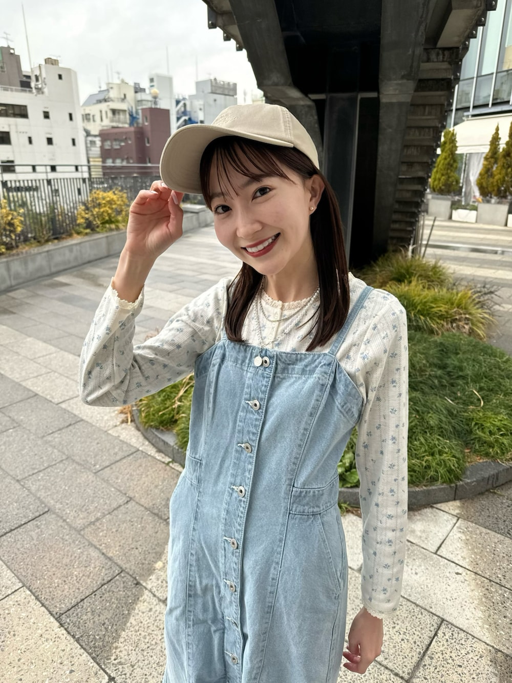 「春のおしゃ見えテクニック、earth music&ecology、春コーデ、春服みてみて、キャップ、花柄、デニム、デニムワンピース、キャミワンピ、ショルダーバッグ、オトナカジュアル、大人カジュアル、お出かけコーデ、プチプラ、休日スタイル」|「earth music&ecologyのボタンキャミデニムワンピース(ワンピース、ブルー系)」を使った、このみさん(レディース・164cm)の春コーディネートの3枚目の写真