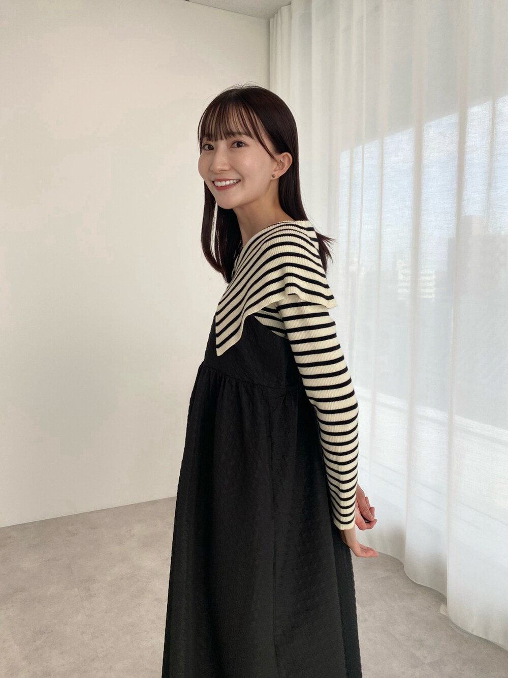 「ファッションを楽しもう、earth music&ecology、冬コーデ、モノトーン、ボーダー、ボーダートップス、ビッグカラー、ブラック、ブラックコーデ、キャミワンピ、ブーツ、プチプラ、休日スタイル、韓国ファッション、シンプルコーデ」｜「earth music&ecologyのバックオープンキャミワンピース（ワンピース、ブラック系）」を使った、このみさん（レディース・164cm）の秋コーディネートの3枚目の写真