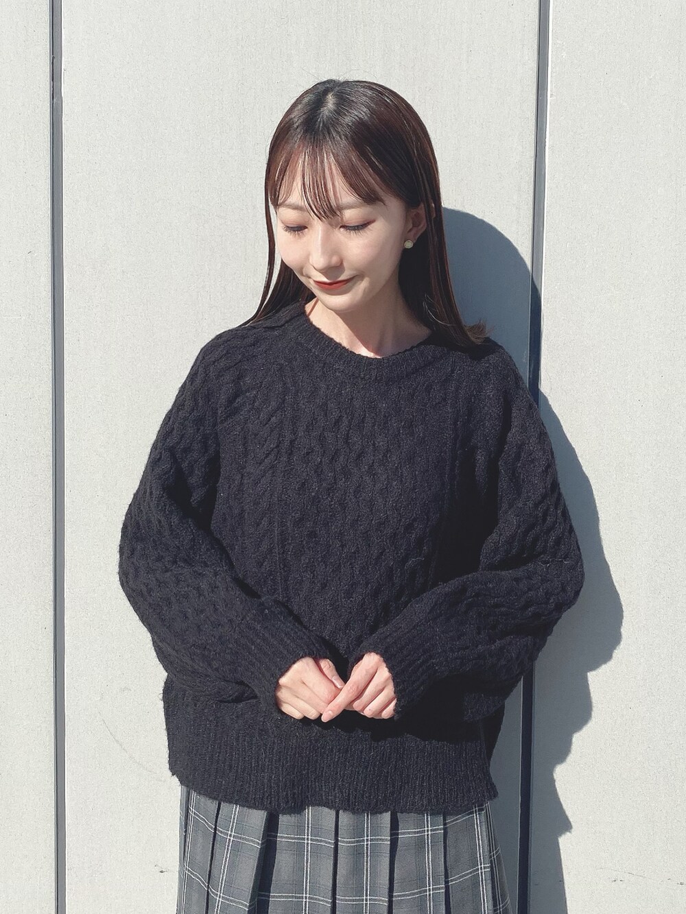 「earth music&ecology、冬コーデ、休日スタイル、プチプラ、ブラック、ブラックコーデ、チェック、チェックスカート、プリーツスカート、ブーツ、ショートブーツ、ショルダーバッグ、大人カジュアル、クリスマスに着たい服、マイベストコーデ2022」|「earth music&ecologyのチェックプリーツスカート(スカート、グレー系)」を使った、このみさん(レディース・164cm)の冬コーディネートの3枚目の写真