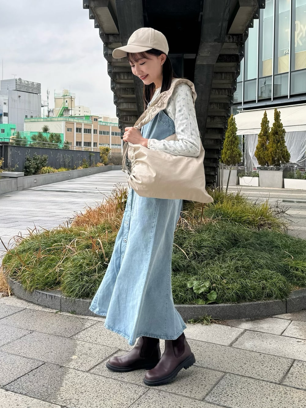 「春のおしゃ見えテクニック、earth music&ecology、春コーデ、春服みてみて、キャップ、花柄、デニム、デニムワンピース、キャミワンピ、ショルダーバッグ、オトナカジュアル、大人カジュアル、お出かけコーデ、プチプラ、休日スタイル」|「earth music&ecologyのボタンキャミデニムワンピース(ワンピース、ブルー系)」を使った、このみさん(レディース・164cm)の春コーディネートの2枚目の写真