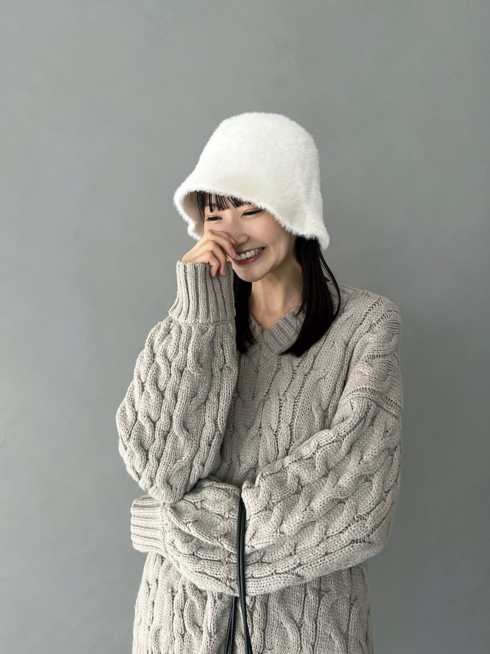 「earth music&ecology、秋冬コーデ、冬コーデ、ハット、Vネック、ケーブルニット、ニット、ショートパンツ、ファー小物、ロングブーツ、グレー、ワントーンコーデ、プチプラ、休日スタイル、韓国ファッション」|「earth music&ecologyのファーベルハット(ハット、ホワイト系)」を使った、このみさん(レディース・164cm)の秋コーディネートの3枚目の写真