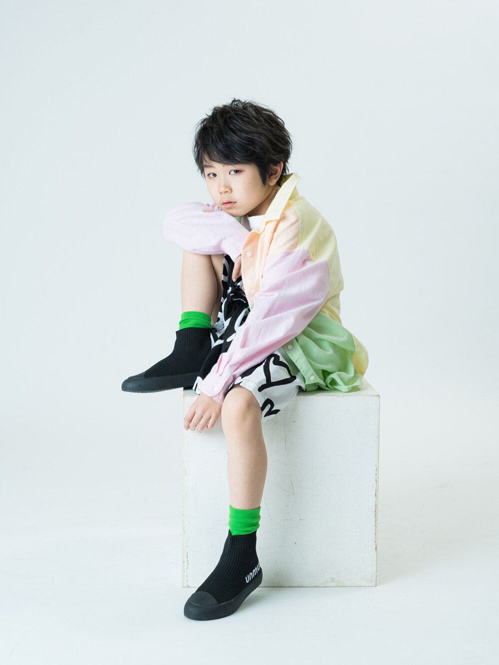 ブラック系のシューズ、ブラック系のパンツ、その他のシャツ/ブラウスを着用したキッズの春コーディネートの2枚目の写真