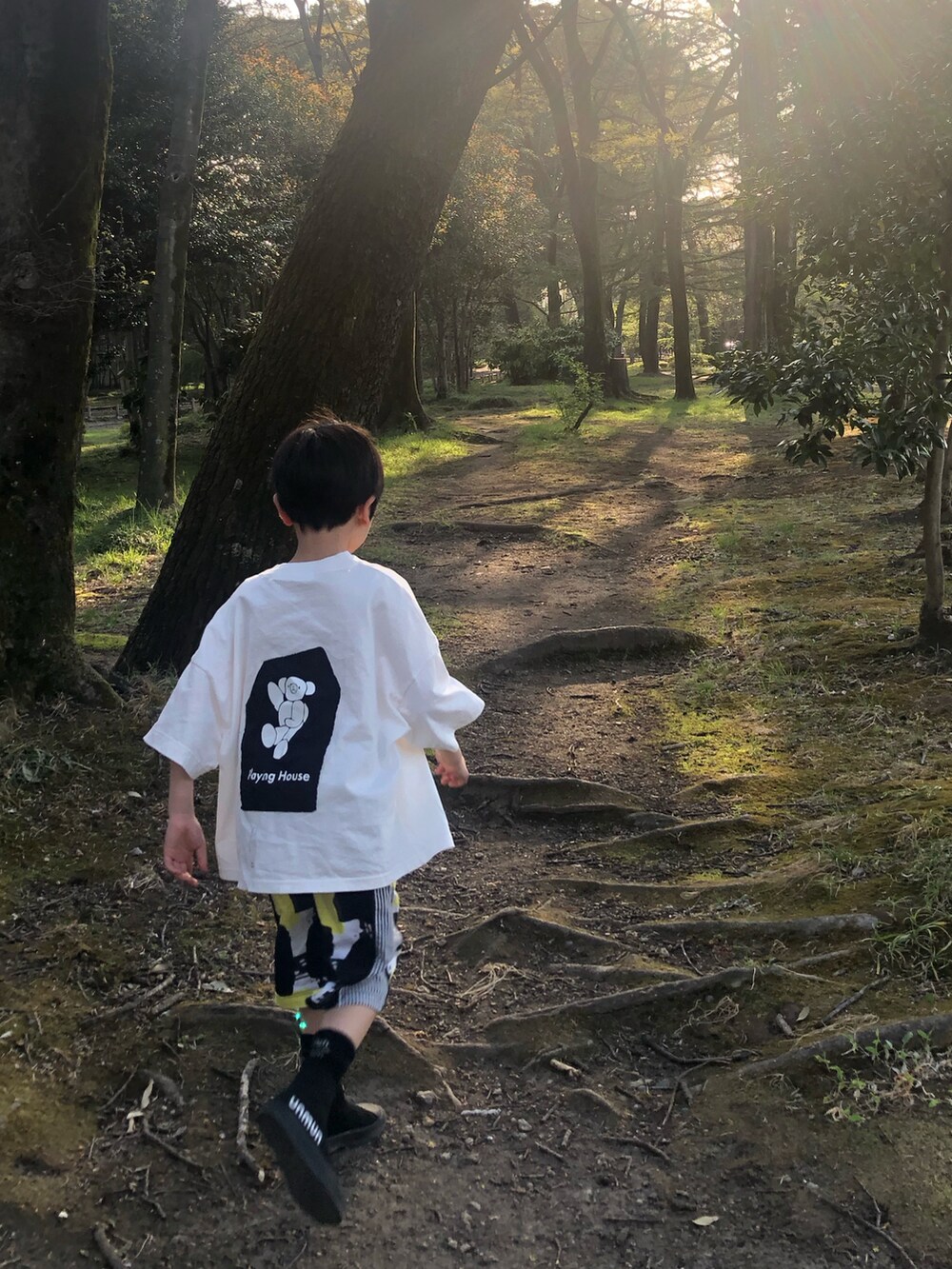 ホワイト系のTシャツ/カットソー、イエロー系のパンツ、ブラック系のシューズを着用したキッズの春コーディネートの2枚目の写真