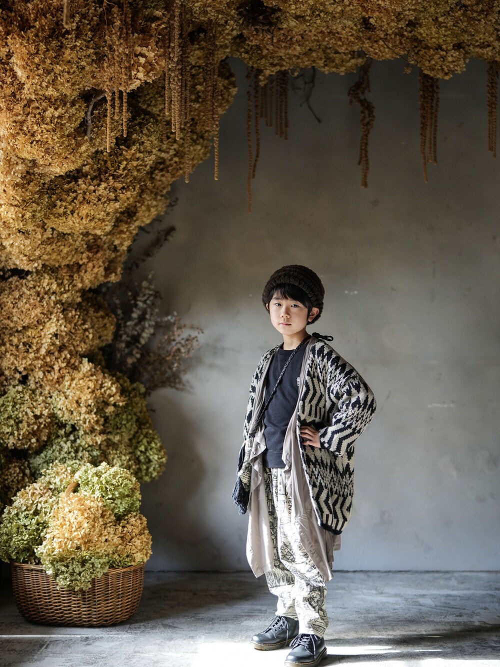 その他のカーディガン/ボレロ、グレー系のカーディガン/ボレロ、ブラウン系のパンツを着用したキッズの春コーディネートの2枚目の写真