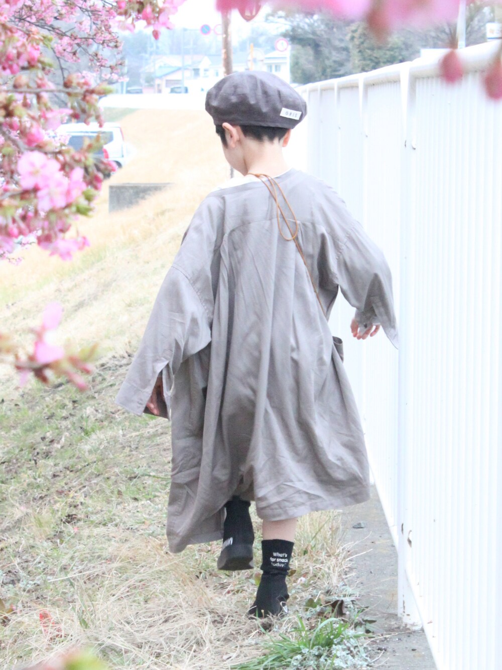 グレー系のジャケット/アウター、ホワイト系のTシャツ/カットソー、グリーン系のパンツを着用したキッズの春コーディネートの3枚目の写真